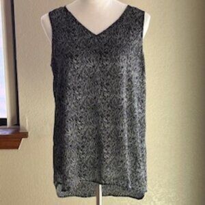 Apt. 9 Medium sleeveless v-neck top. Black and gray pattern.